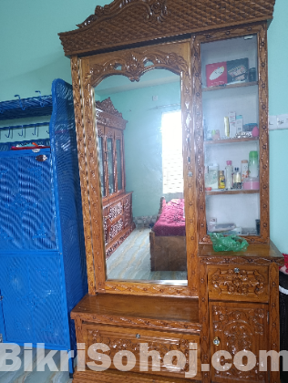 একটি রোড সিরিজ কার্টে ড্রেসিং টেবিল